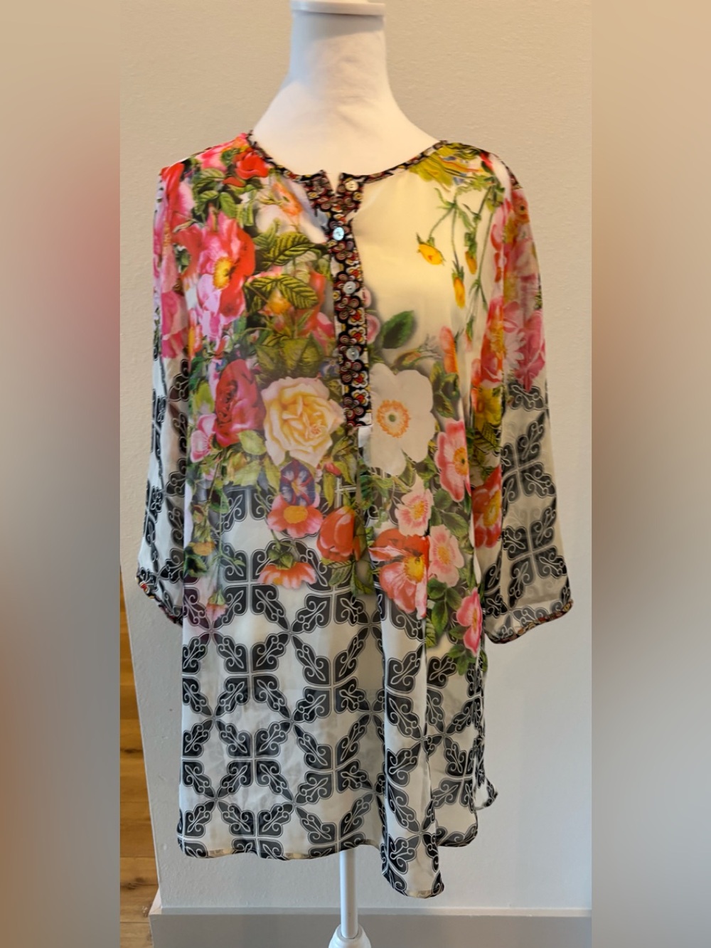 Soft Surroundings gorgeous floral top size large - Picture 2 of 3